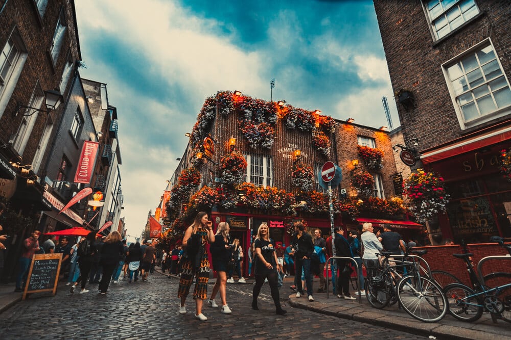 Lively streets of Dublin. Temple bar.